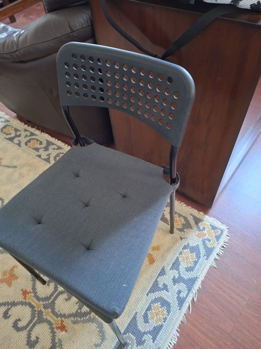 2 cadeiras adde do ikea com coxim