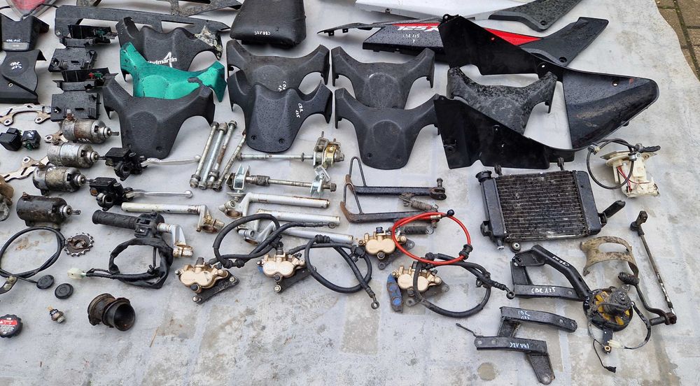 Honda CBR 125 rozrusznik uchwyt lampa kierunkowskaz łącznik plastik