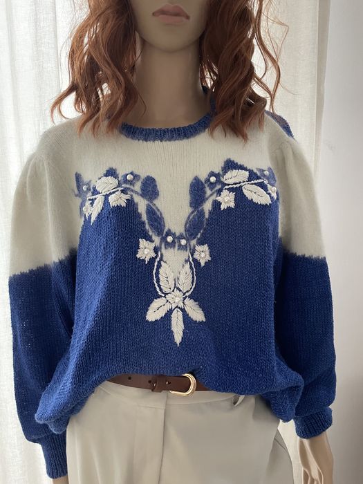 Zjawiskowy sweter ze zdobienie angora haft biały niebieski xl