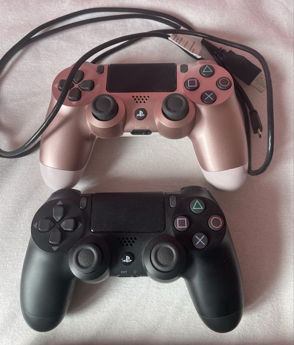 PlayStation PS4 Slim com 2 comandos, 3 jogos e cabos