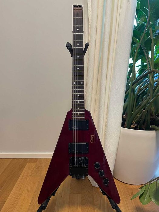 80s Cort Space Arrow (Flying V) Корея+ремень Ernie Ball. Состояние хорошее, есть ВИДЕООБЗОР