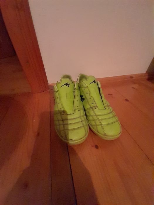 Футбольне взуття.