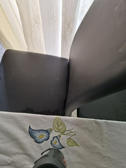 Quatro cadeiras novas.