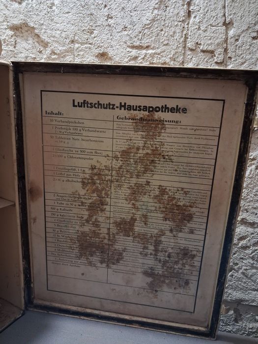 Metalowa apteczka Luftschutz-Hausapotheke