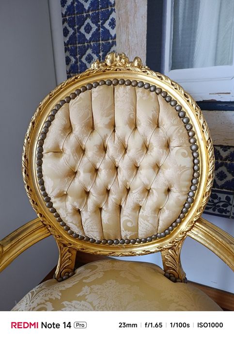Cadeirão dourado