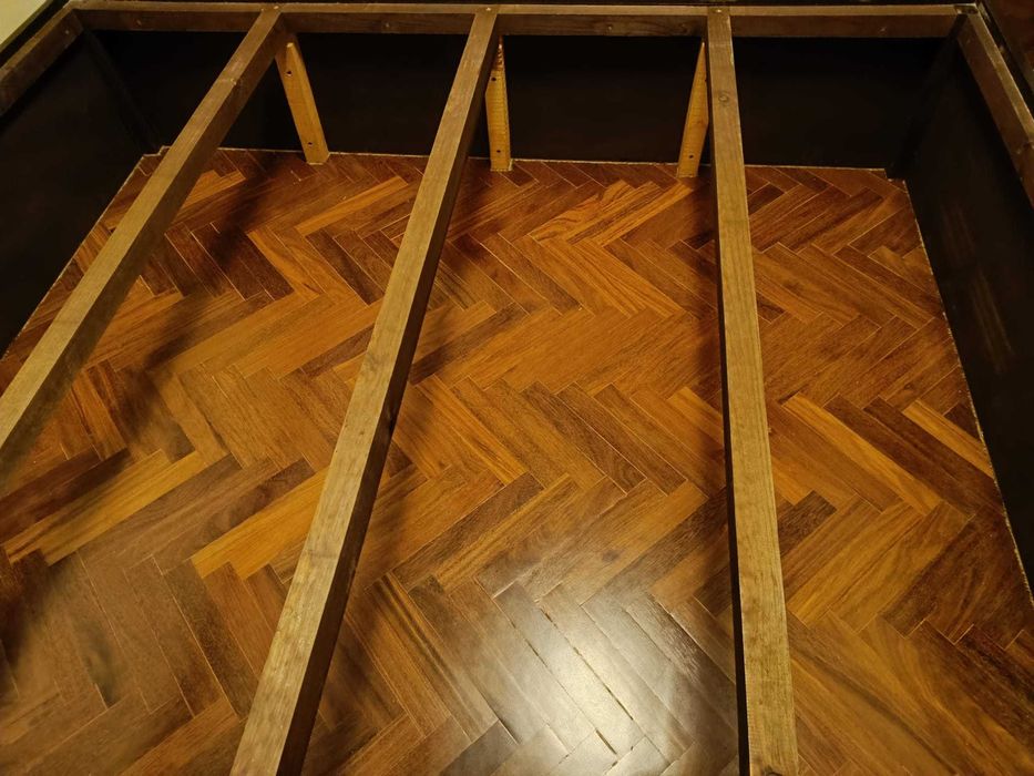 Cama de base em madeira e colchão 1,60 x 2,00m