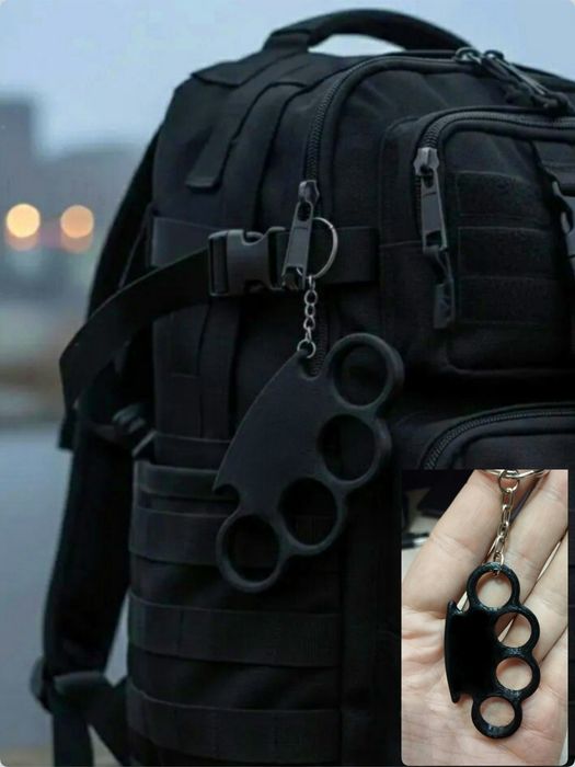 Брелок аксессуар подарок в виде кастета