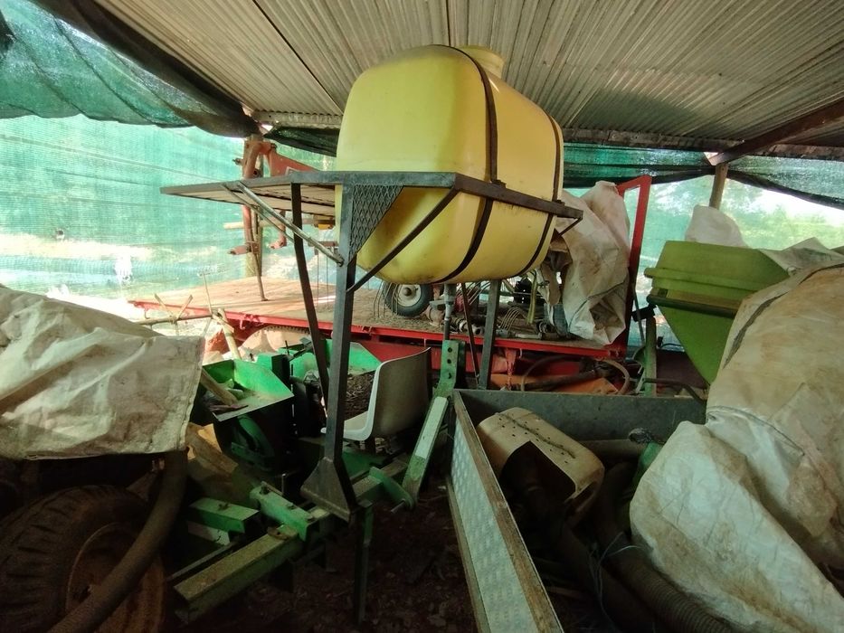 Plantador de pinças com sistema de rega