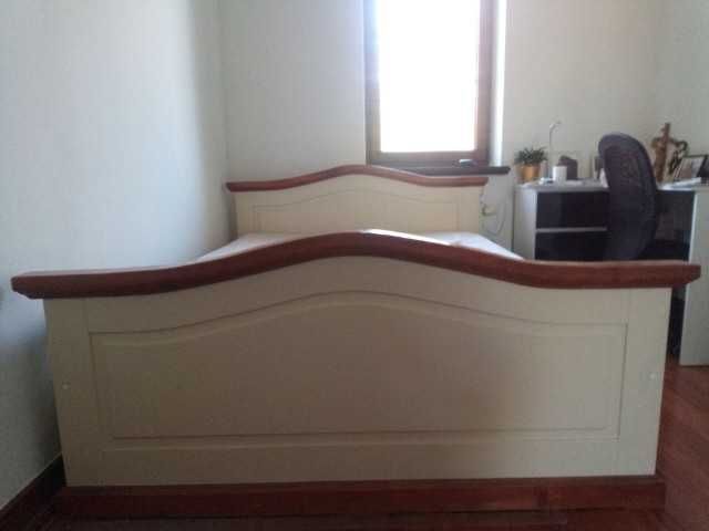 Łóżko drewno lite, materac