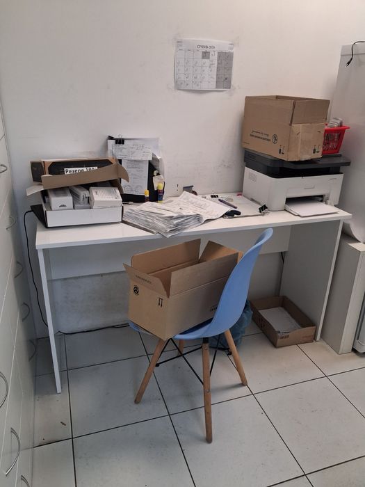 Стіл білий в ідеальному стані