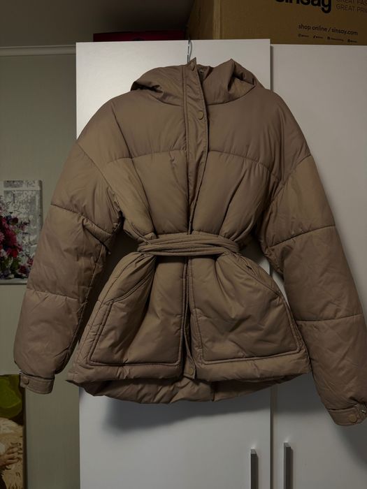 Курточка бежевого кольору