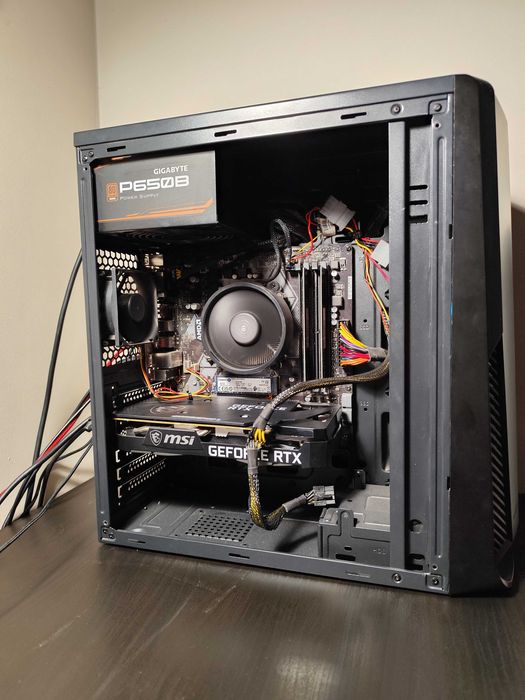 Computador gamer e monitor.