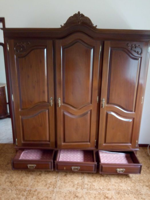 Armário Roupeiro mogno
