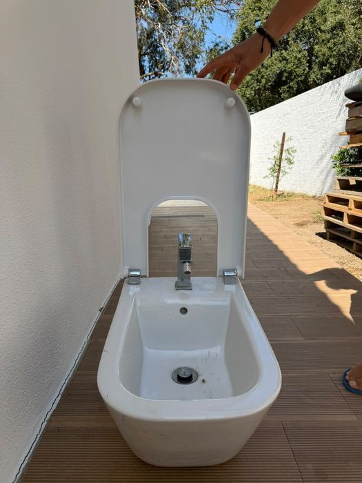 Bidé de cerâmica branca com torneira cromada