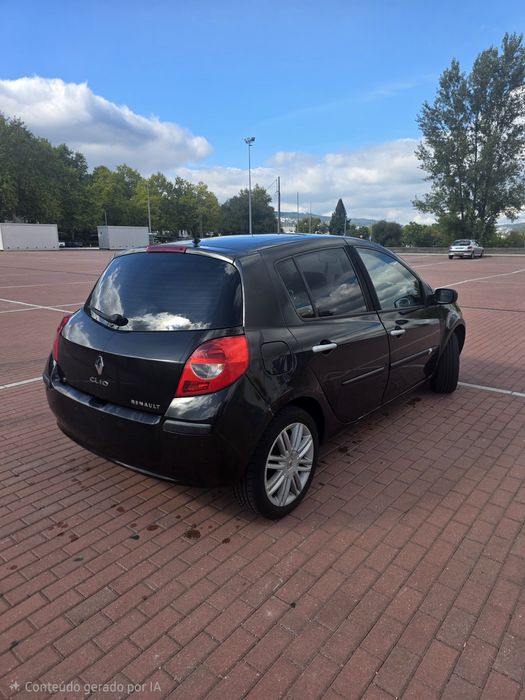 Renault Clio 1.5 dCi Luxury – Teto Solar, Pele, Multimédia GPS e Bimassa Novo!