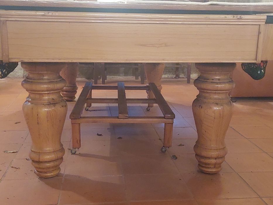 Bilhar - mesa com tampo e acessórios