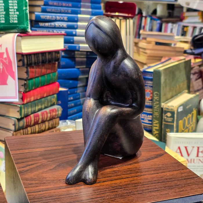 Escultura Decorativa Figura Pensativa GILDE 48336 – Bocholt | 21 cm