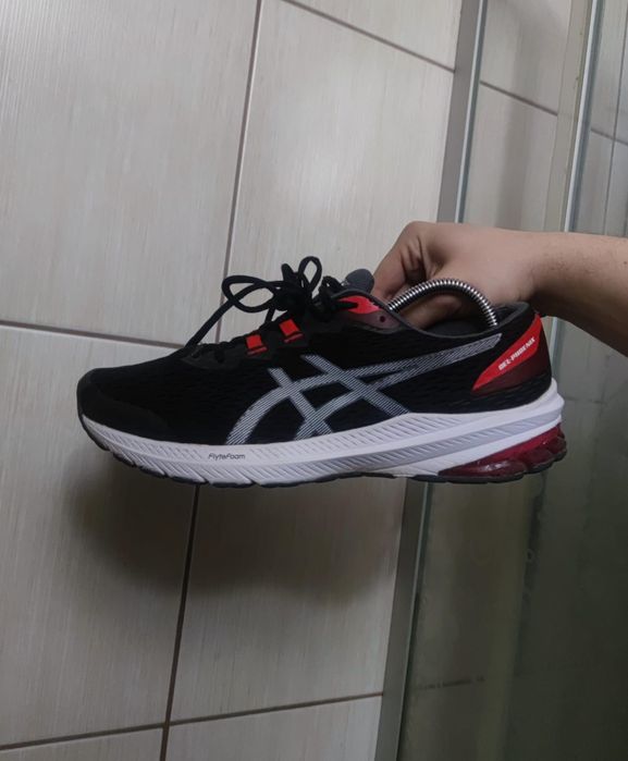 Lekkie buty 42 sportowe marki Asics z serii Gel, model dedykowany do b