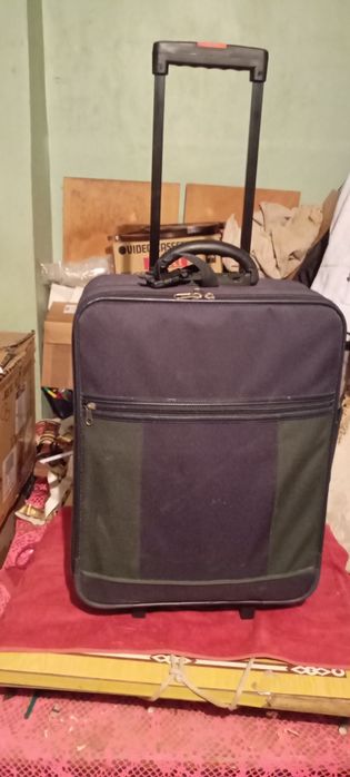 Чемодан на колесиках.