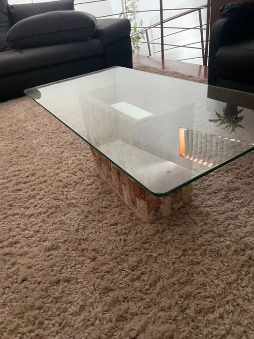 Mesa de centro com base em pedra e tampo em vidro