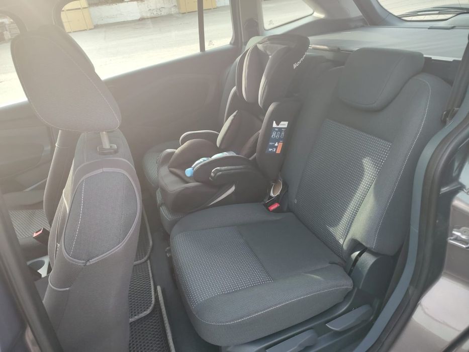 Машина Ford C-Max