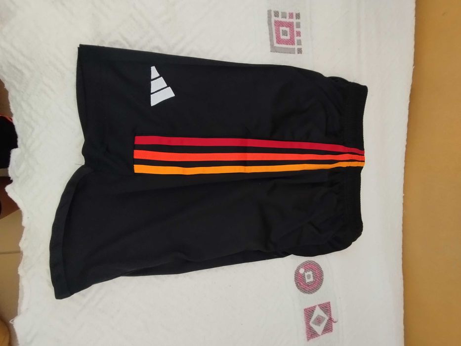 Calções Adidas preto tamanho S