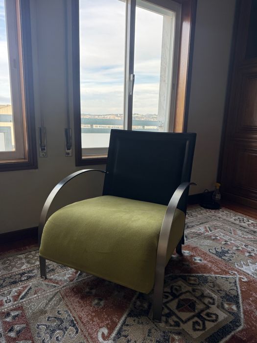 Par de cadeirões modernos — assento verde e encosto em couro preto