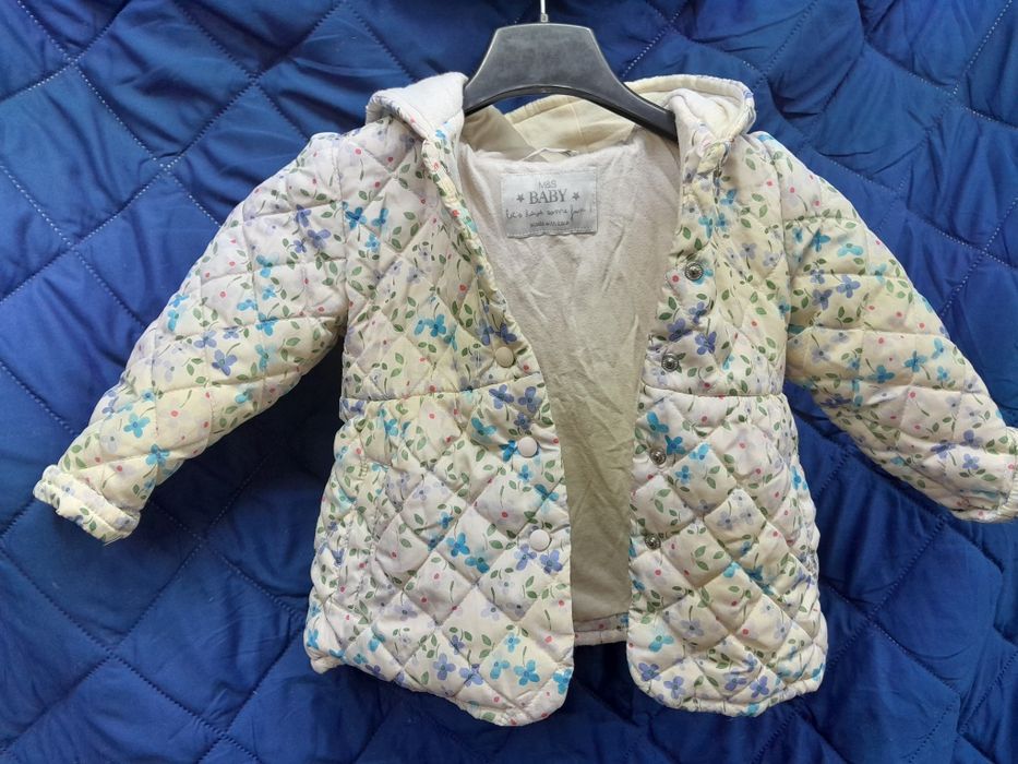 Kremowa kurteczka z kapturem motyw drobne kwiatuszki 12/18miesięcy
