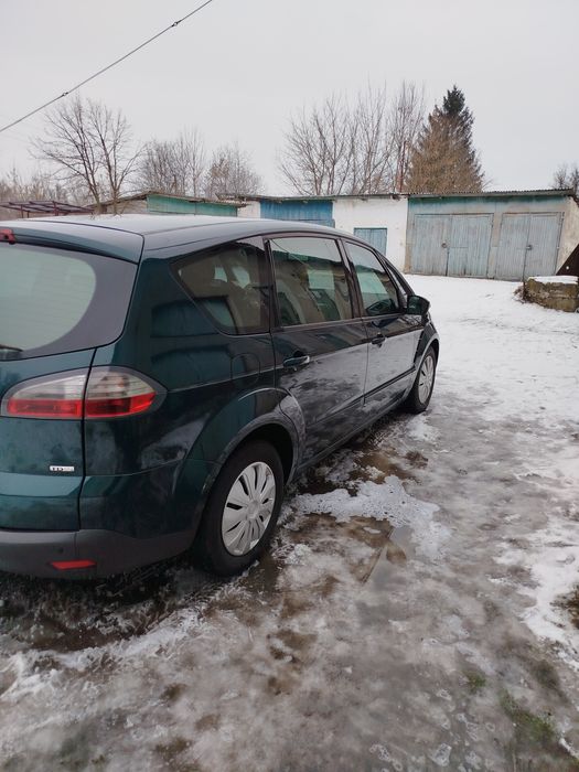 Продам авто Форд S макс.В доброму стані не битий в рідній фарбі..