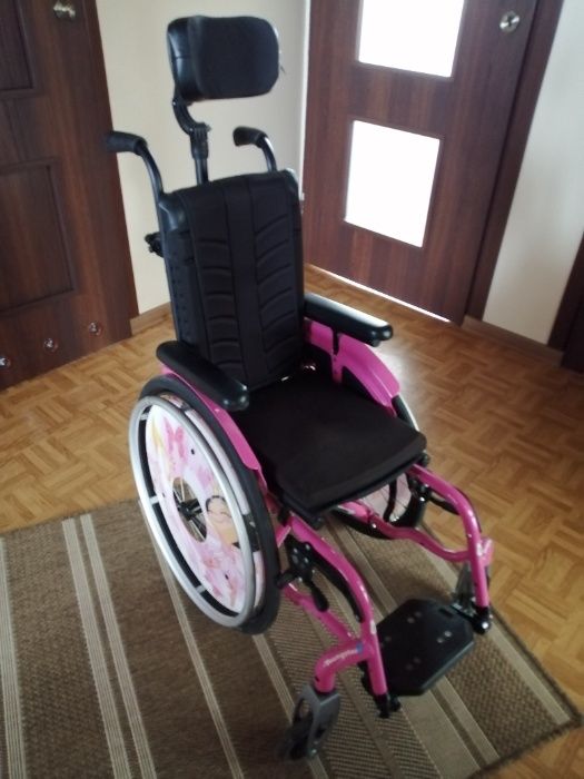 Wózek inwalidzki dla dziewczynki