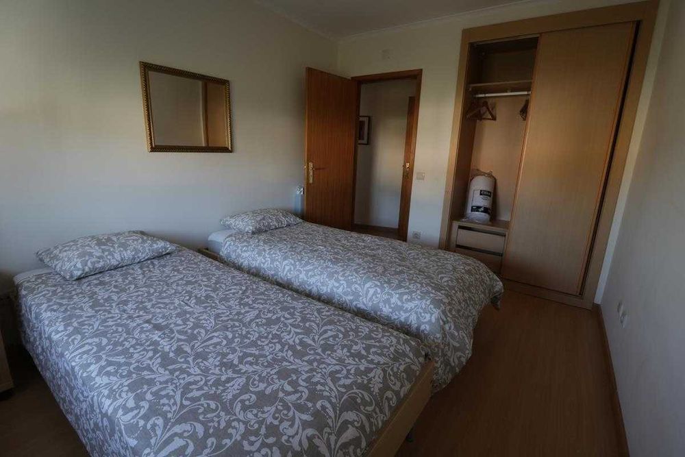Apartamento T2 para férias a 500 metros da Baía com lugar garagem