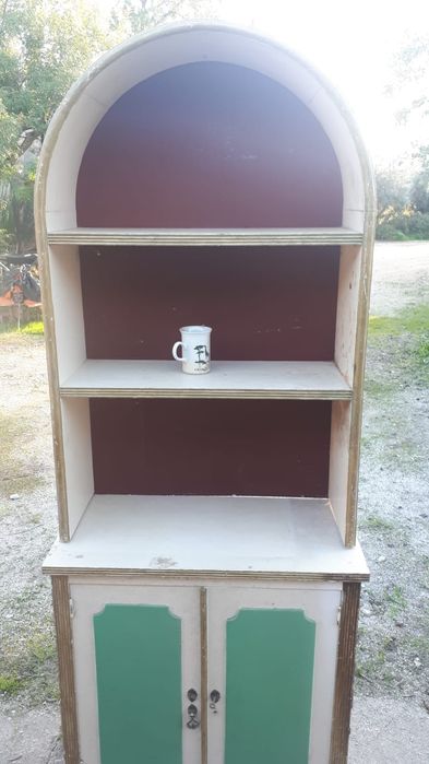 Móvel muito antigo, em madeira maciça