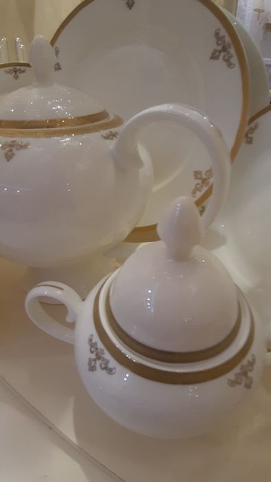 Продам шикарный столовый сервиз на 6 персон. 48 предметов.