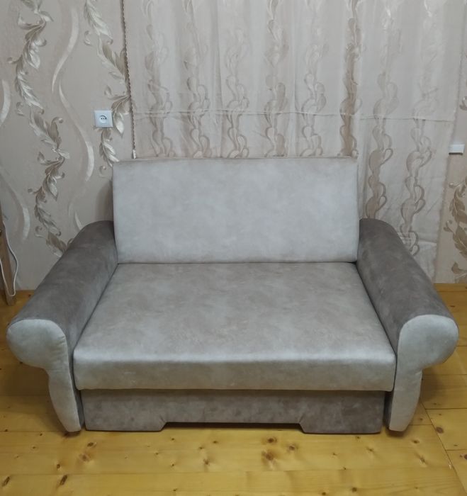 Диван - дерево масив.