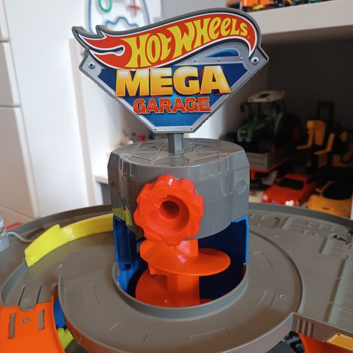 HOT WHEELS City zakręcony garaż