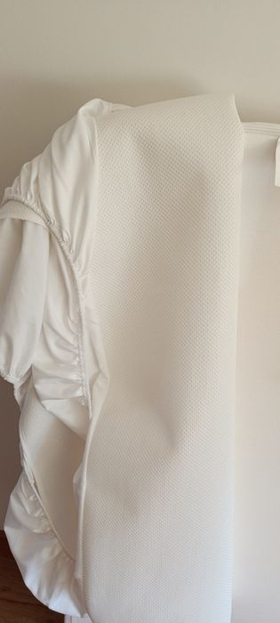 Colchão  como novo  com  lençóis cama criança