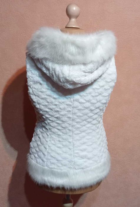 Нежный и теплый женский меховый жилет, Yira (Англия).