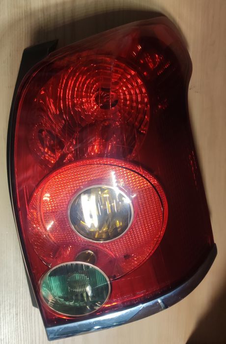Lampa prawy tył T25 Toyota Avensis