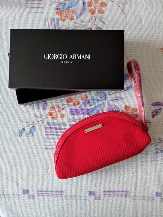 Giorgio Armani czerwona niewielka kosmetyczka