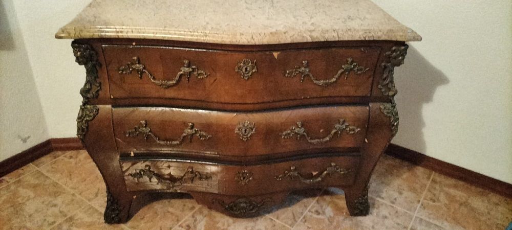 Cómoda grande antiga