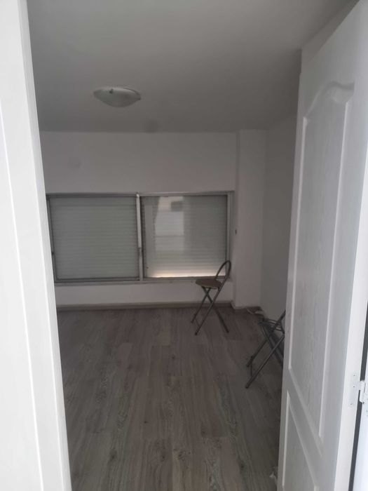 Espaço comercial de 2 pisos com cerca de 140 m²