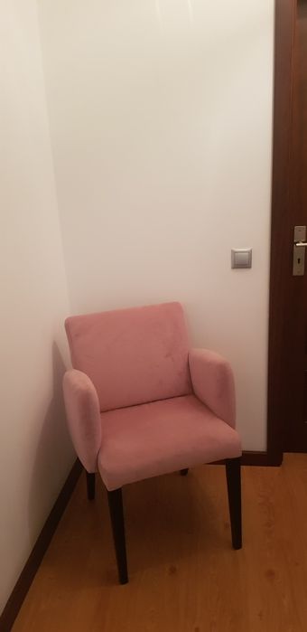 Cadeirão de cor rosa