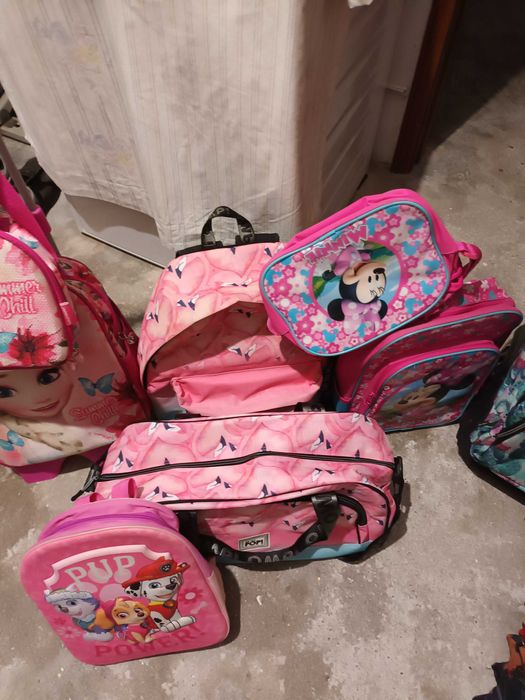 Conjunto de várias marcas de mochilas