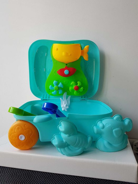 Kuferek wieloryb piaskownica młynek do wody foremki łopatka i grabki