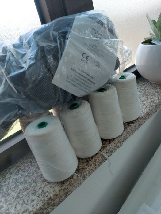 8 bobinas de fio de algodão e 10 Pares de luvas marca juba