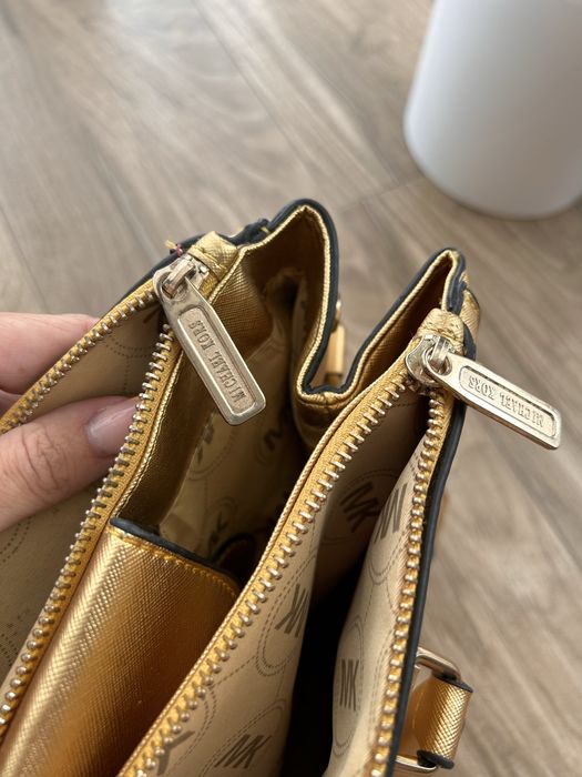 Złota torebka do ręki