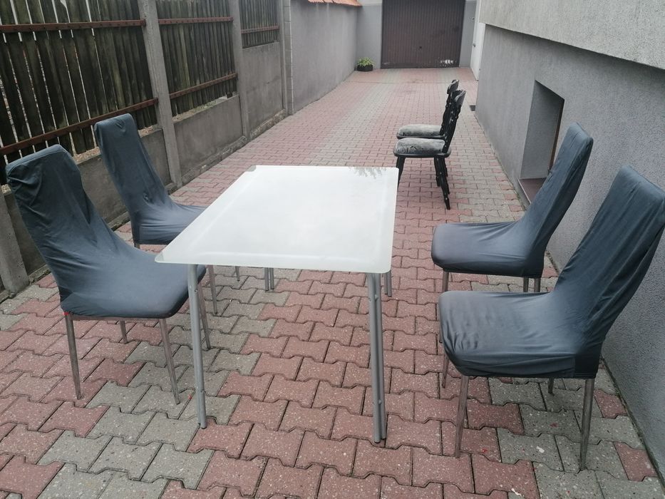 Stół szklany z krzesłami
