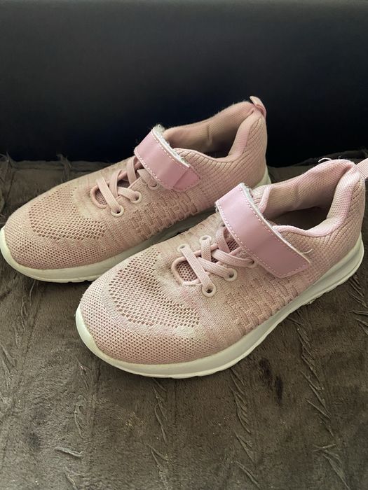 Взуття для дівчиники ( туфлі, сліпони, кеди). Розміри від 28-35