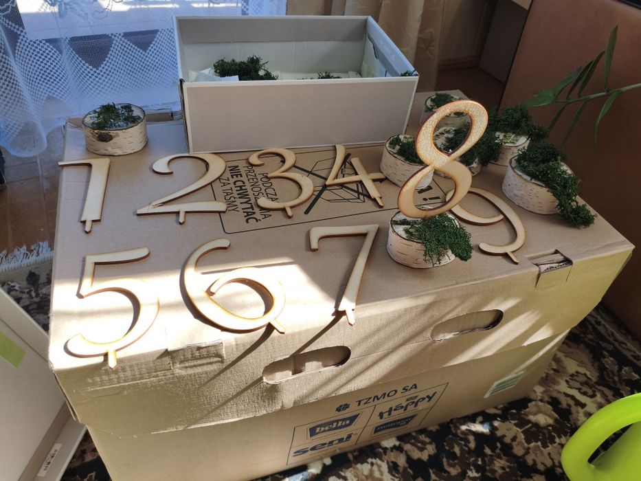 Podstawki pod winietki i numerki na stół