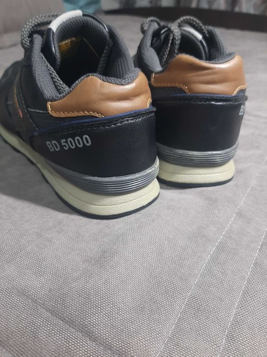 Чорні шкіряні кросівки для підлітка 37 розміру